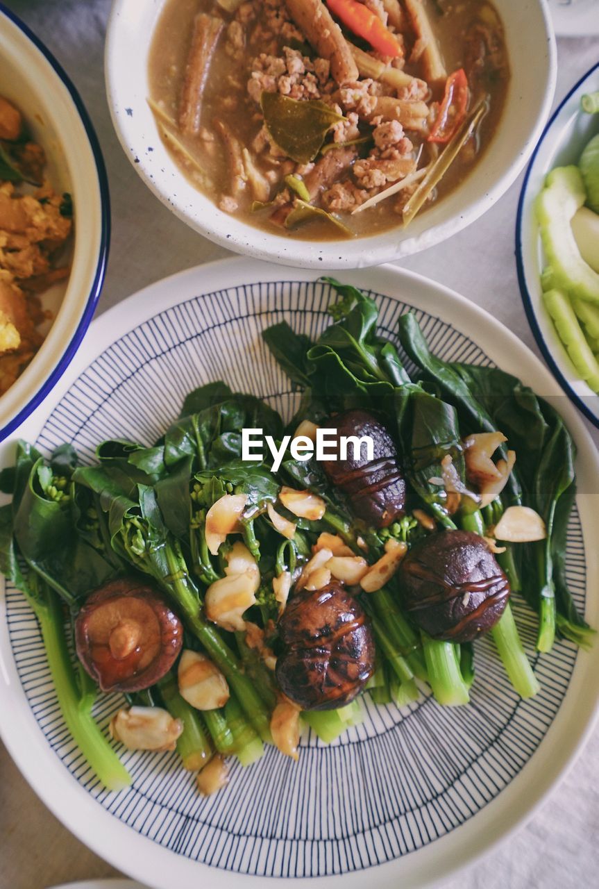 HIGH ANGLE VIEW OF MEAL SERVED IN BOWL