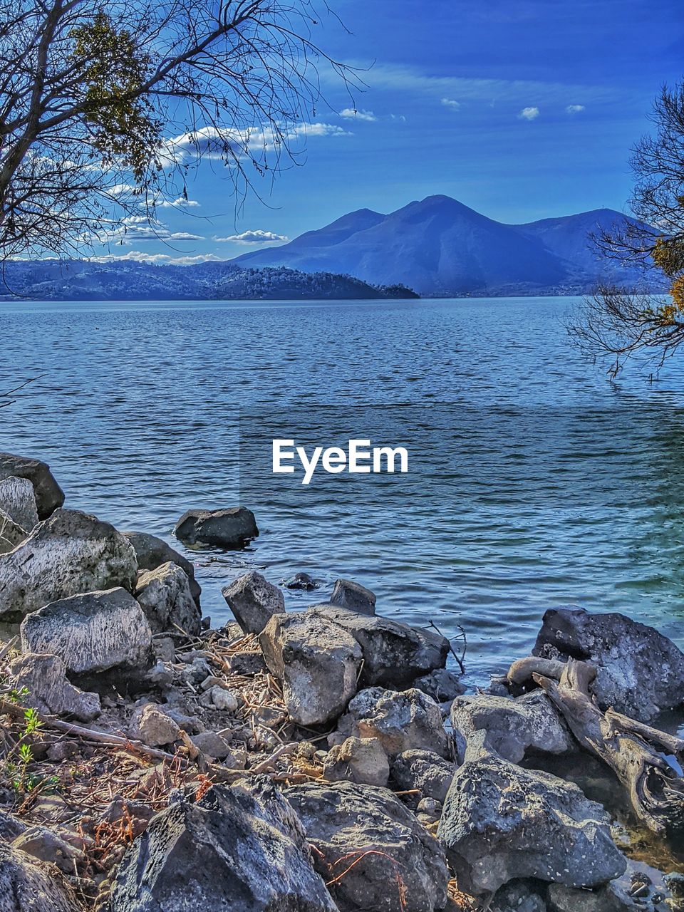 SCENIC VIEW OF LAKE AGAINST MOUNTAINS