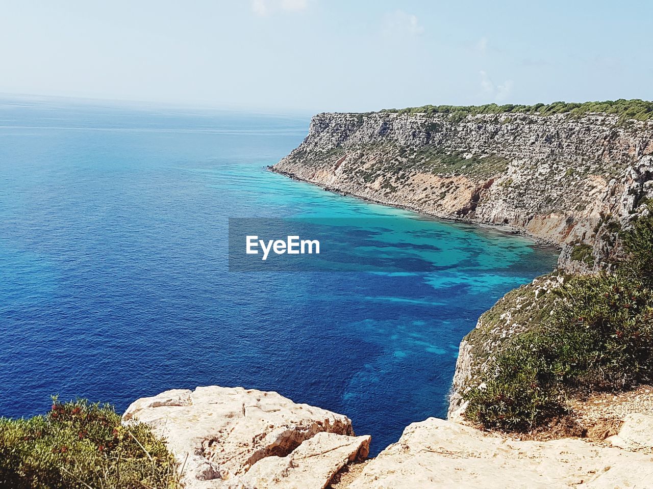 SCENIC VIEW OF SEA AGAINST ROCKS