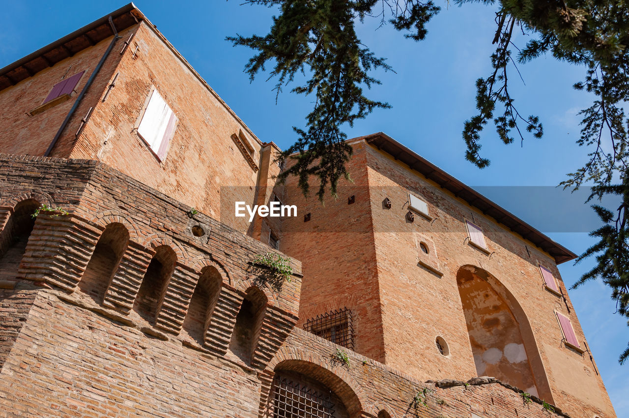 LOW ANGLE VIEW OF OLD BUILDING AGAINST SKY