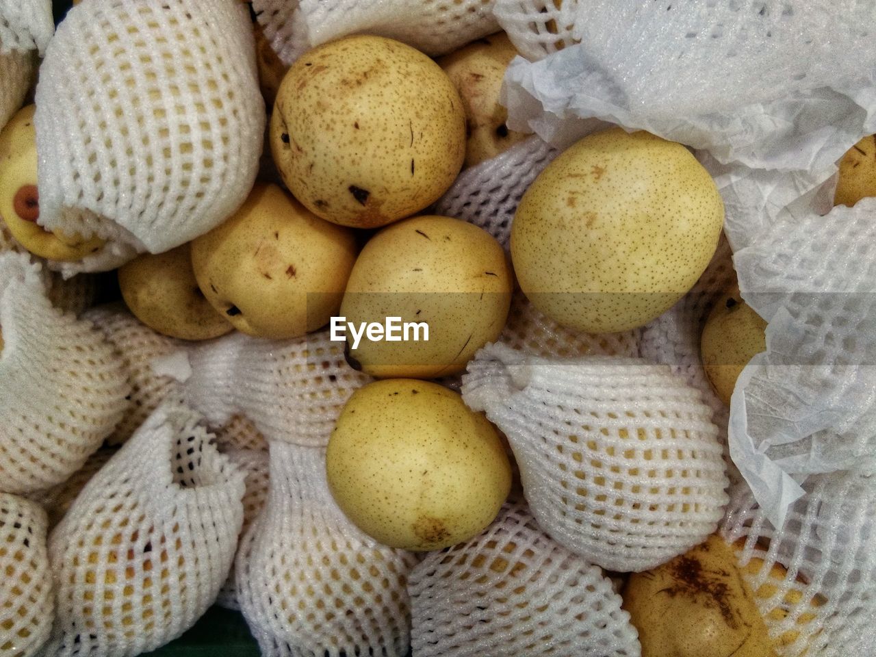 HIGH ANGLE VIEW OF FRUITS ON PLATE