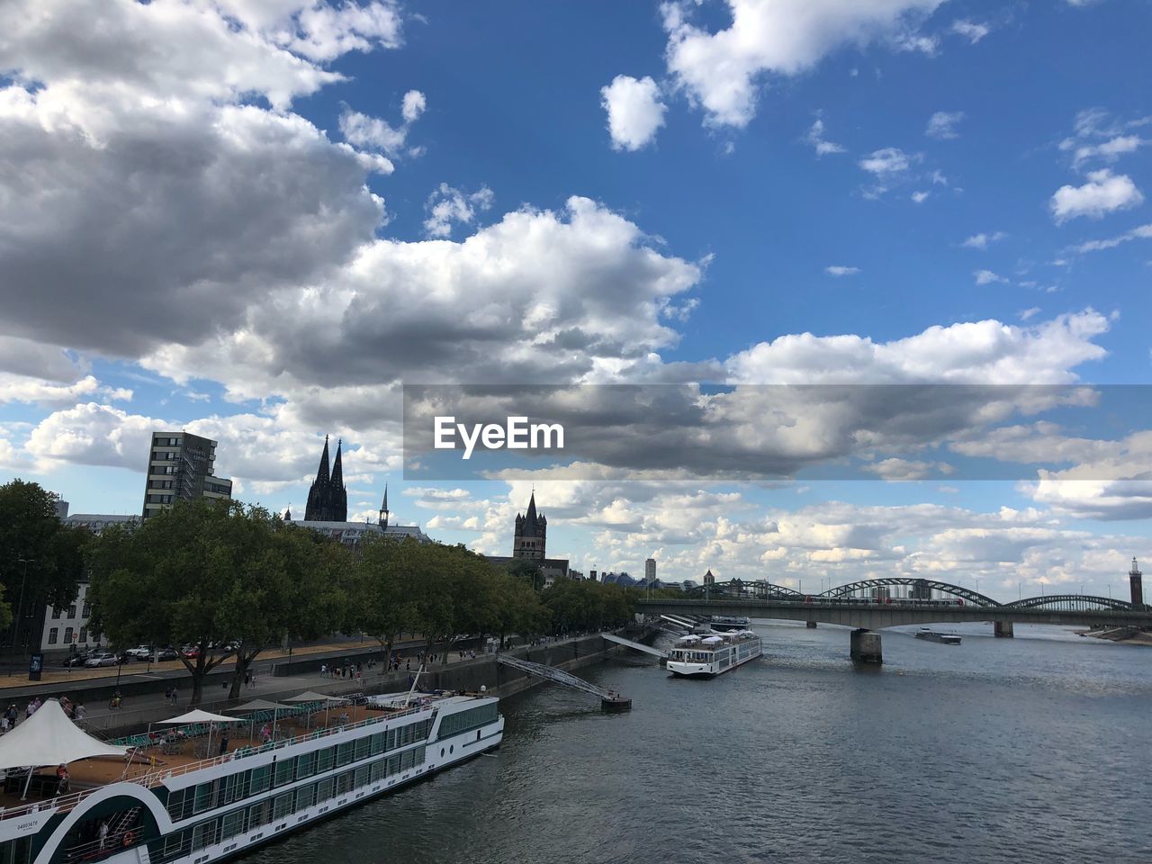 SCENIC VIEW OF RIVER BY BUILDINGS AGAINST SKY