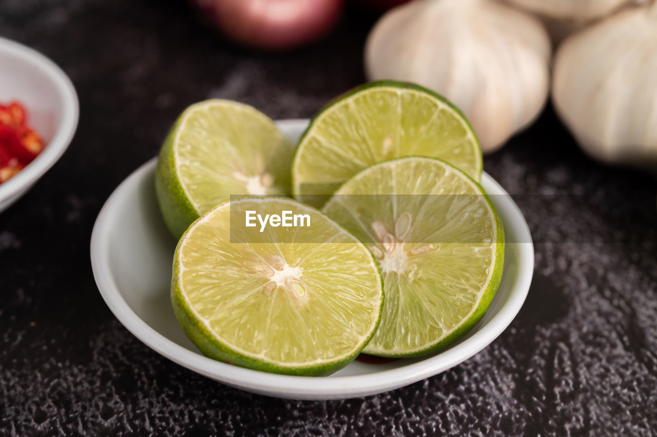 HIGH ANGLE VIEW OF LEMON IN PLATE