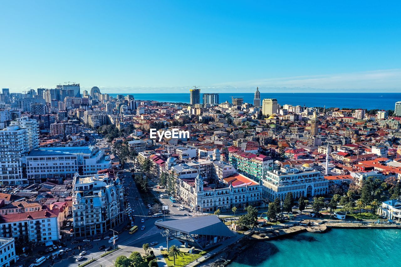 HIGH ANGLE VIEW OF CITY BUILDINGS AT WATERFRONT