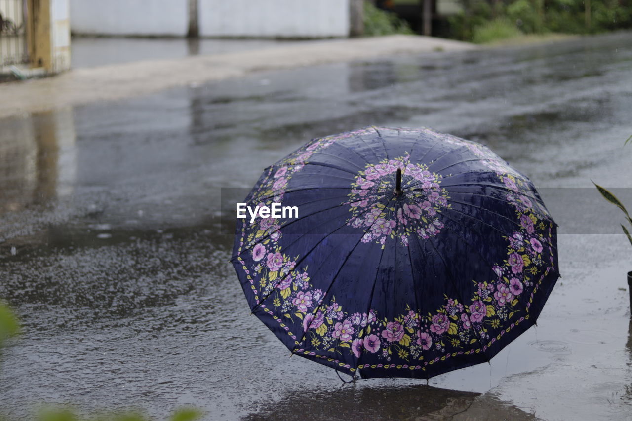 Umbrella on the roadside when it rains