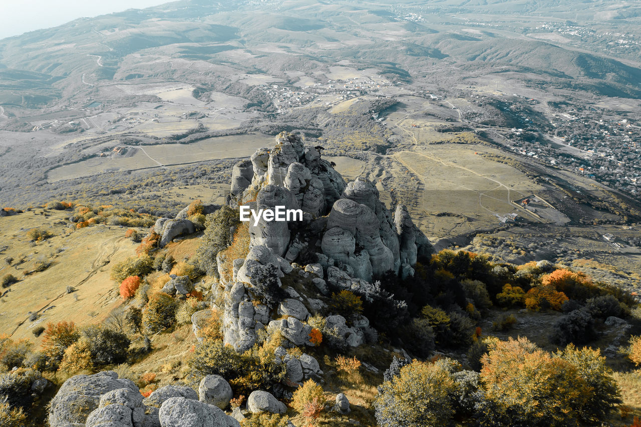 HIGH ANGLE VIEW OF ROCKS ON LAND