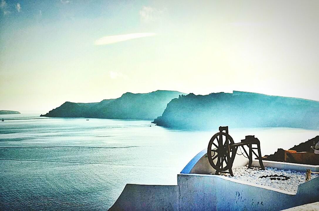 SCENIC VIEW OF SEA AND MOUNTAINS AGAINST SKY