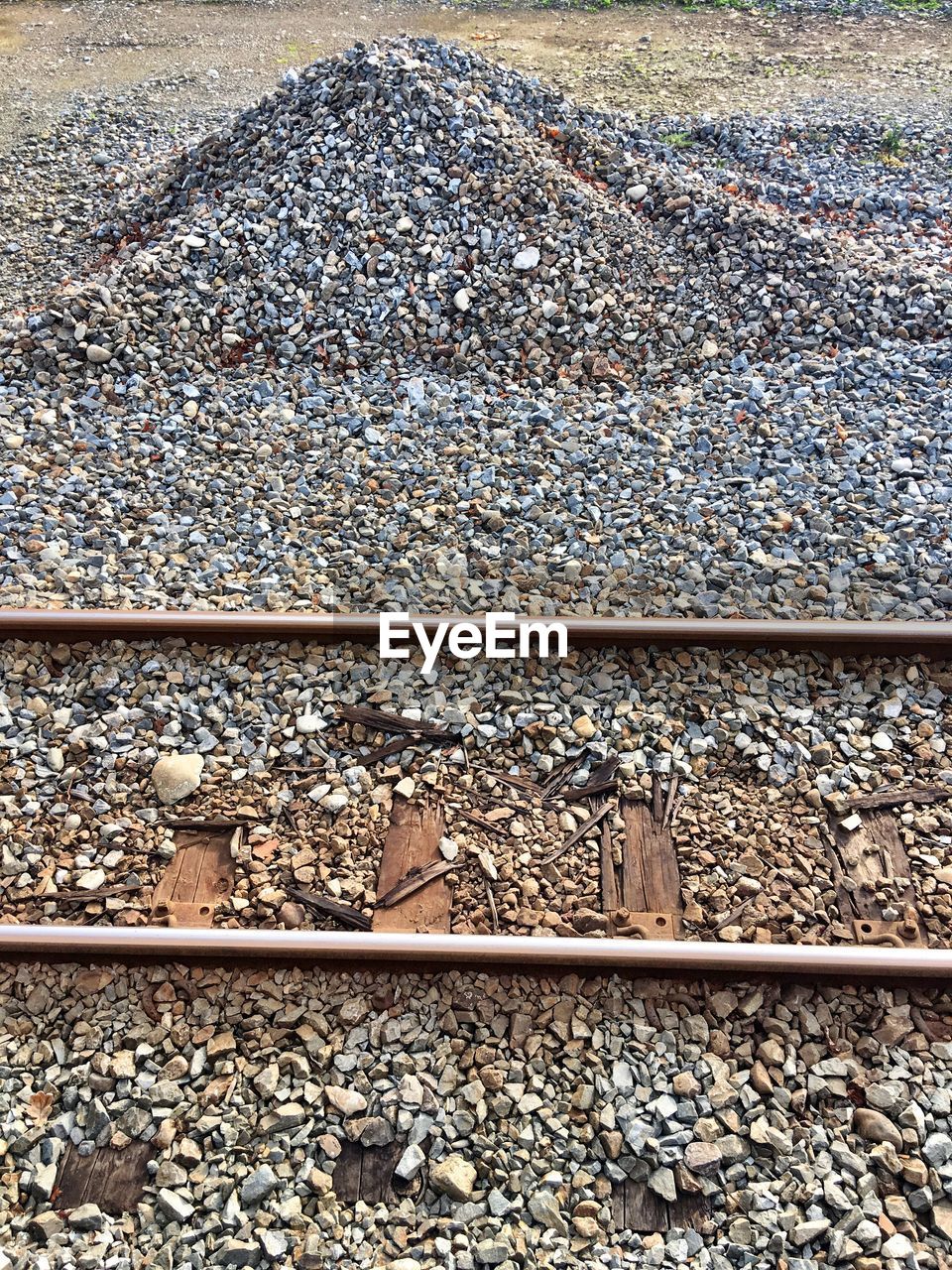 HIGH ANGLE VIEW OF RAILROAD TRACKS ON RAILWAY TRACK