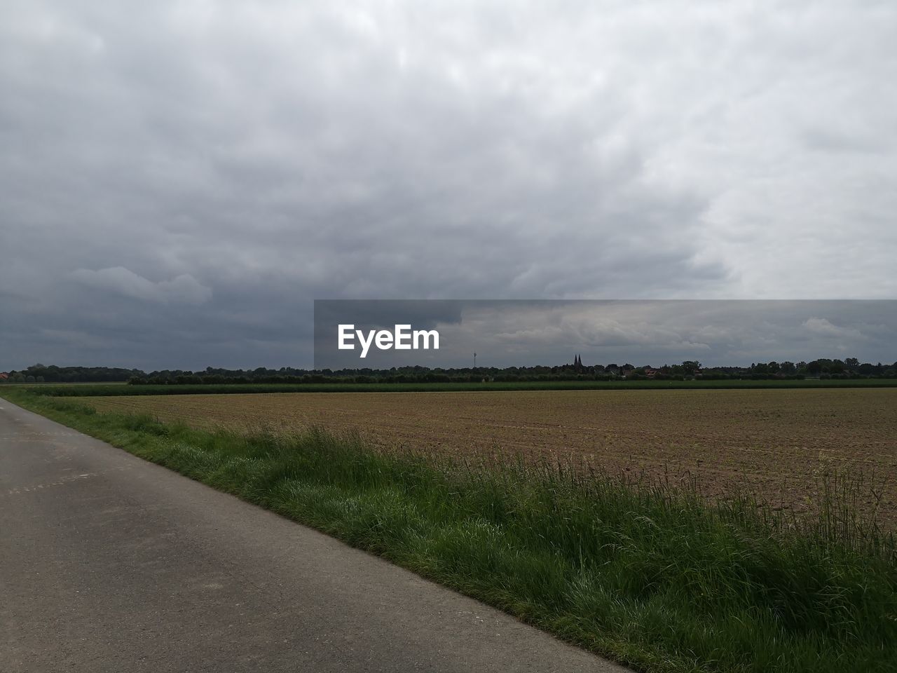 SCENIC VIEW OF AGRICULTURAL LANDSCAPE AGAINST SKY