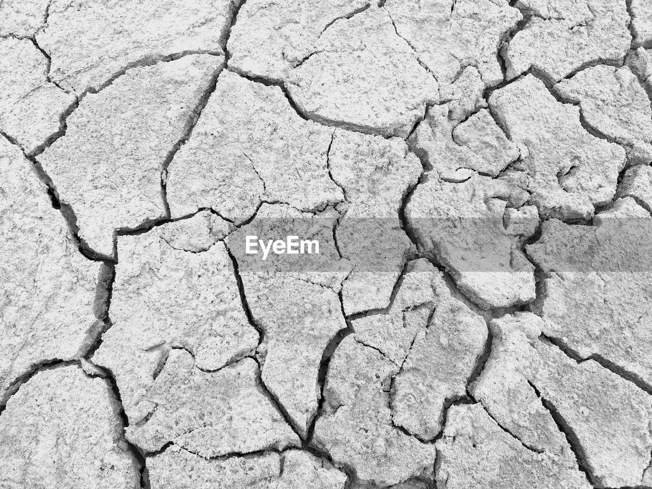 FULL FRAME SHOT OF CRACKED ROAD