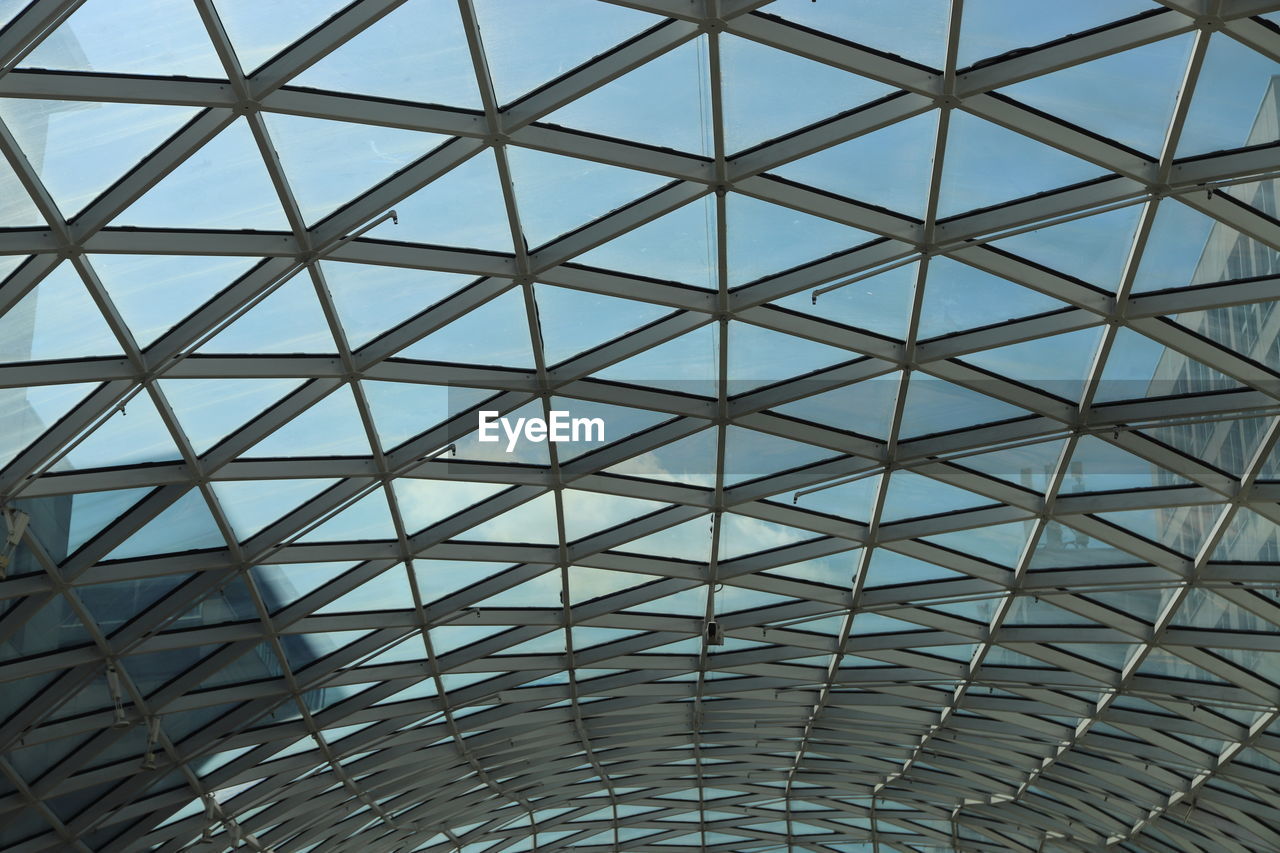 pattern, architecture, built structure, ceiling, full frame, no people, backgrounds, indoors, glass, daylighting, low angle view, geometric shape, shape, line, facade, day, architectural feature, roof, metal, skylight, dome, circle, abstract, repetition, triangle shape, sky, window, textured, sunlight, skyscraper