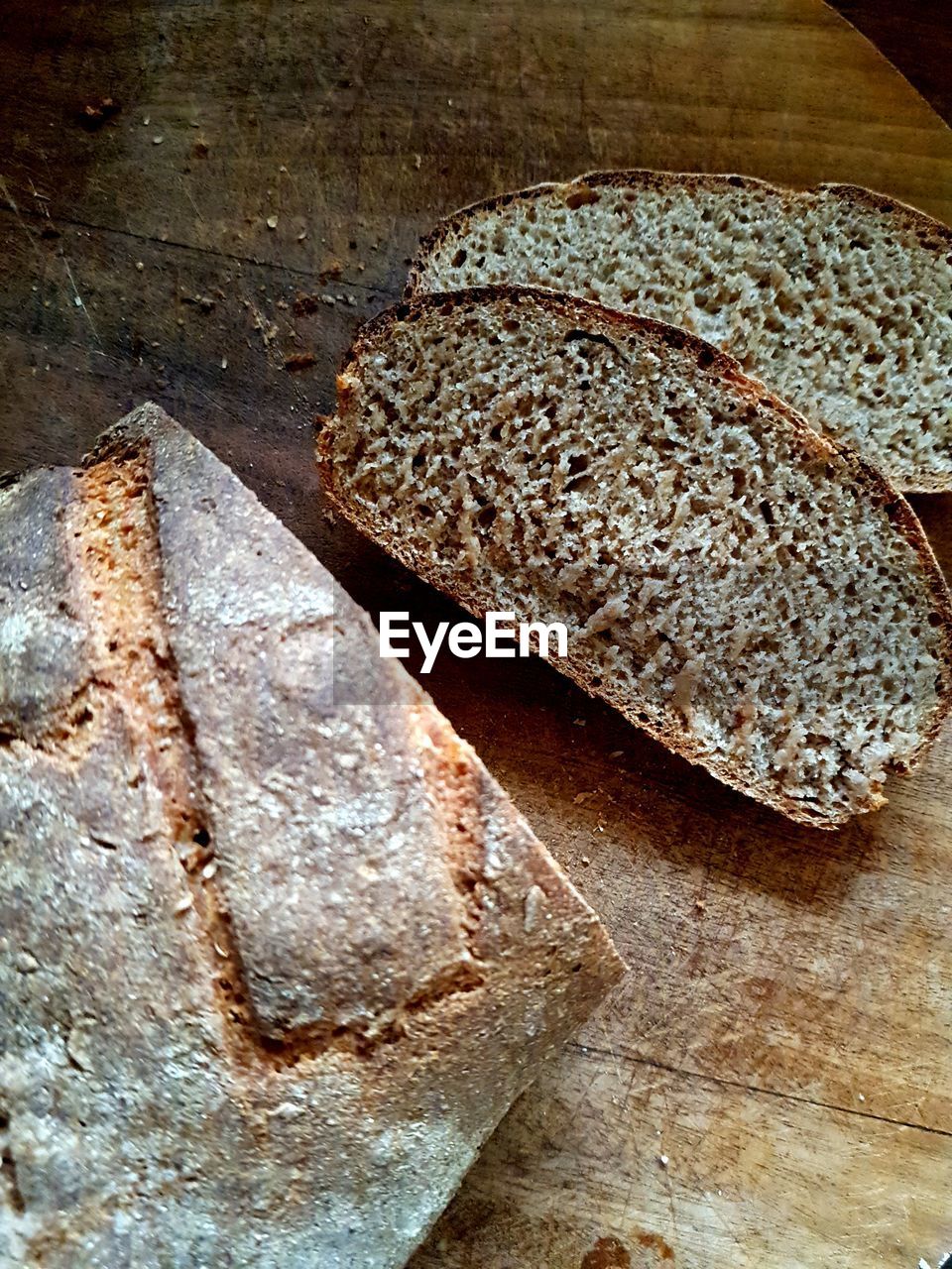 HIGH ANGLE VIEW OF BREAD ON TABLE