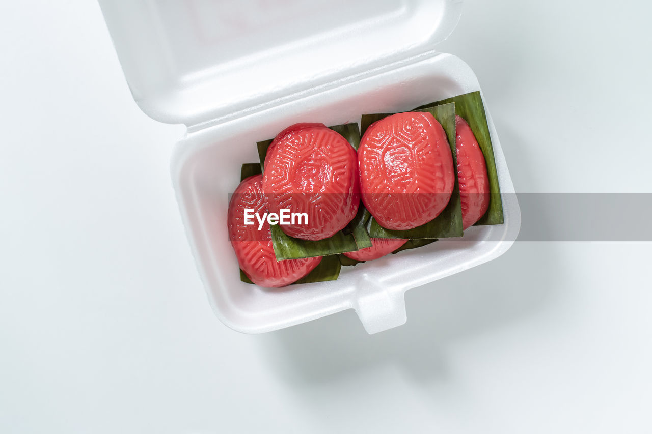 HIGH ANGLE VIEW OF FRUITS IN PLATE