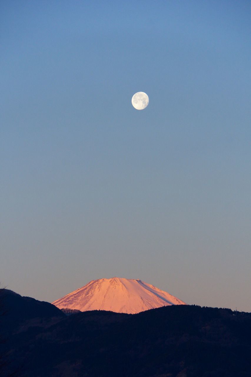 Mount fuji against sky at dusk