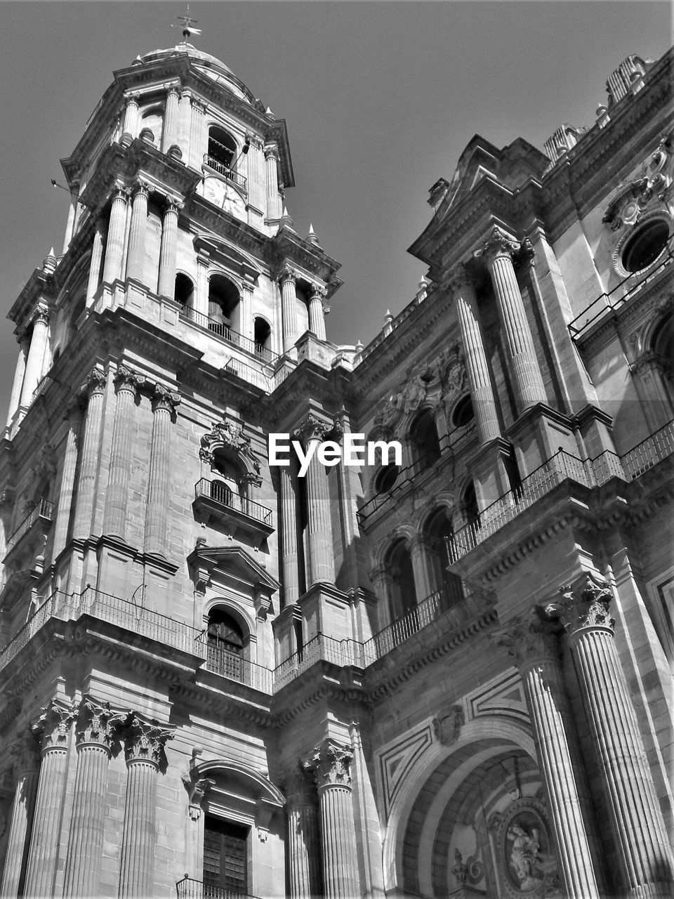 LOW ANGLE VIEW OF HISTORIC BUILDING AGAINST SKY