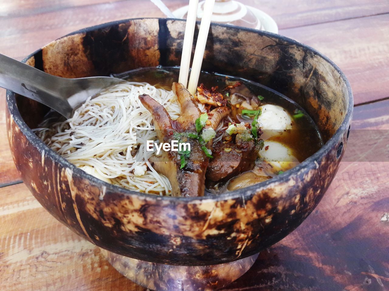 CLOSE-UP OF NOODLES IN BOWL