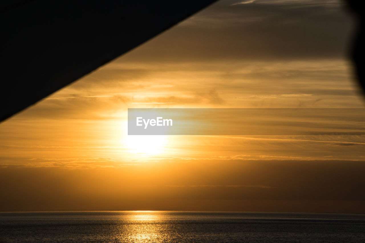 SCENIC VIEW OF SEA AGAINST SKY AT SUNSET