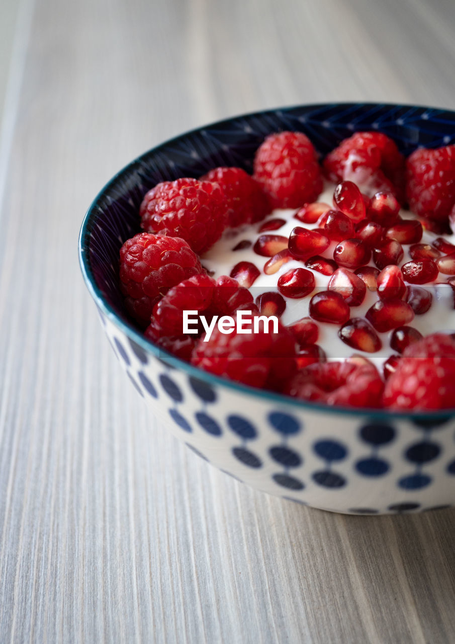 HIGH ANGLE VIEW OF STRAWBERRIES IN BOWL