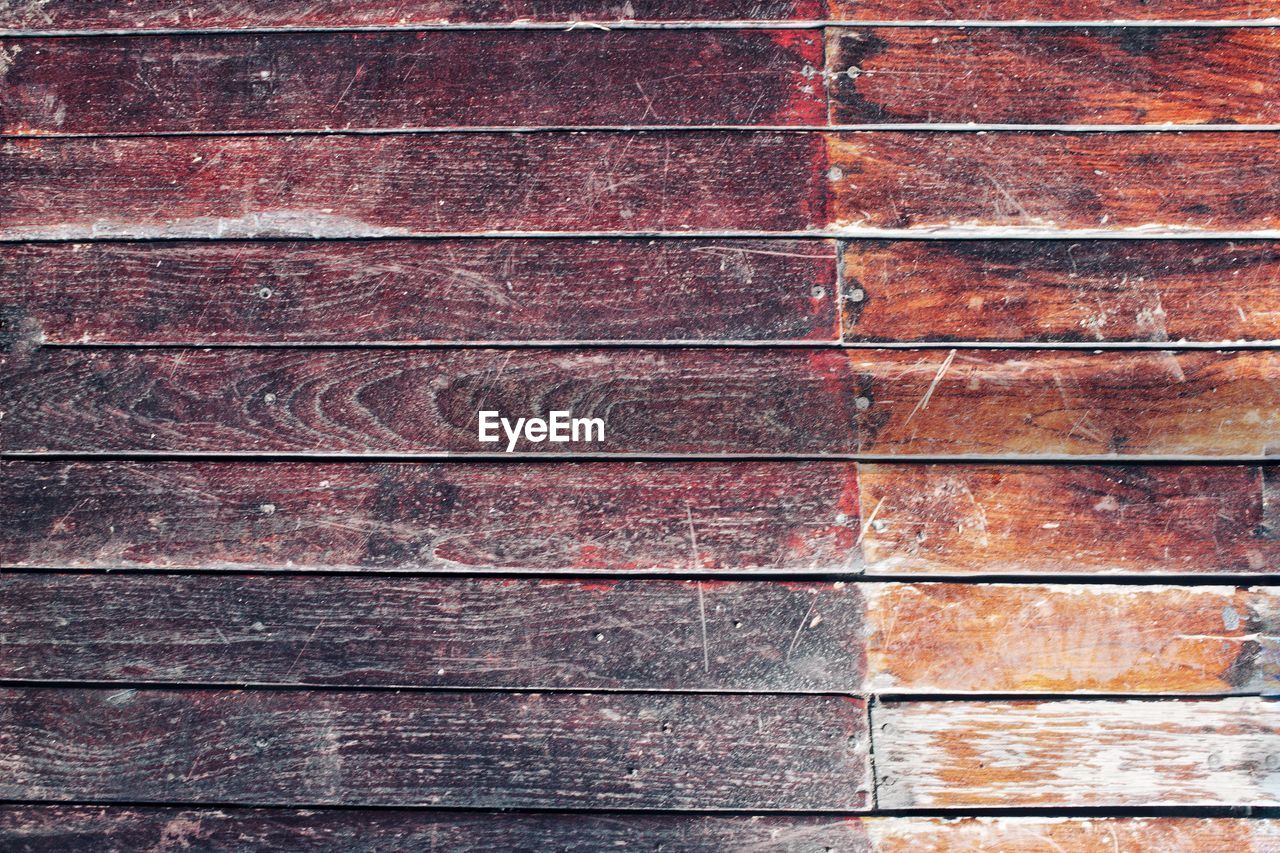 FULL FRAME SHOT OF WEATHERED WOODEN WALL