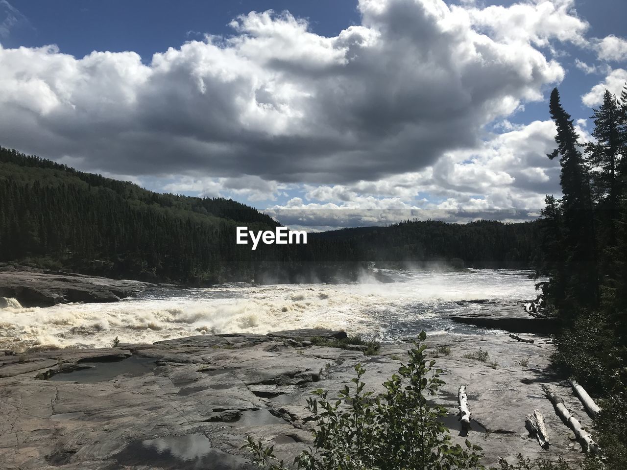 SCENIC VIEW OF WATER FLOWING THROUGH LAND