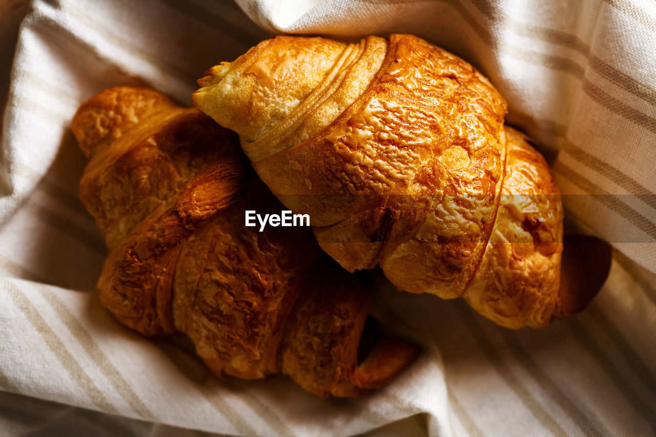 HIGH ANGLE VIEW OF BREAD ON PLATE