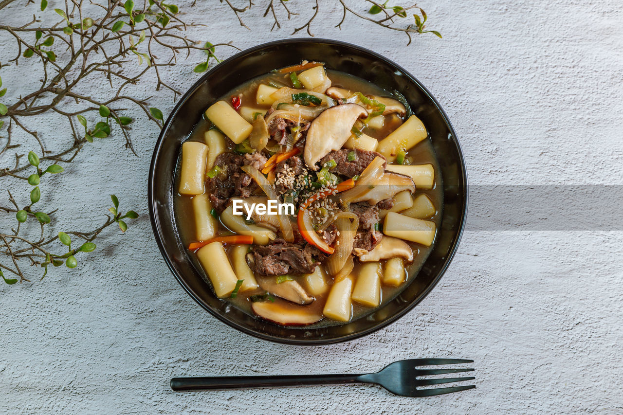 HIGH ANGLE VIEW OF FOOD IN BOWL