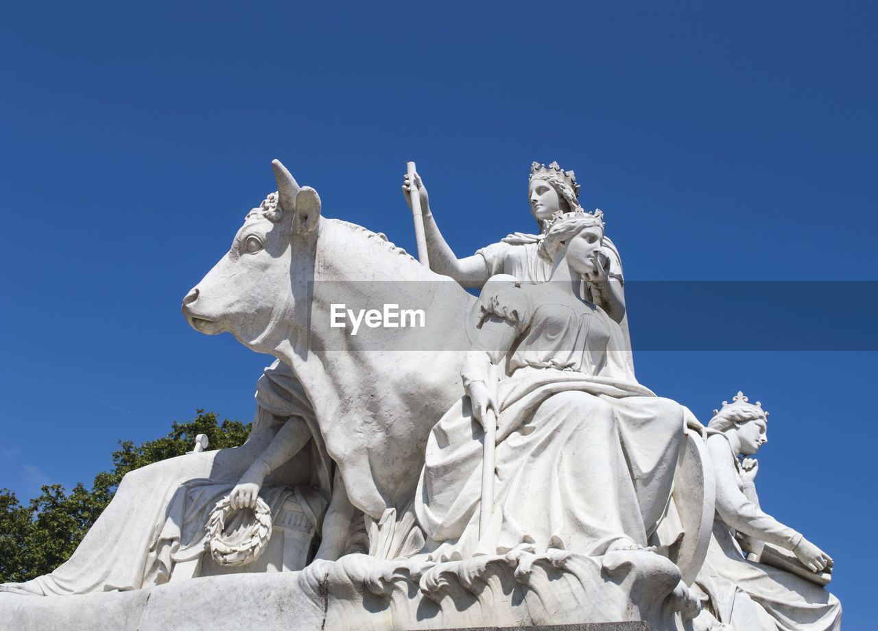 LOW ANGLE VIEW OF SCULPTURE AGAINST CLEAR SKY