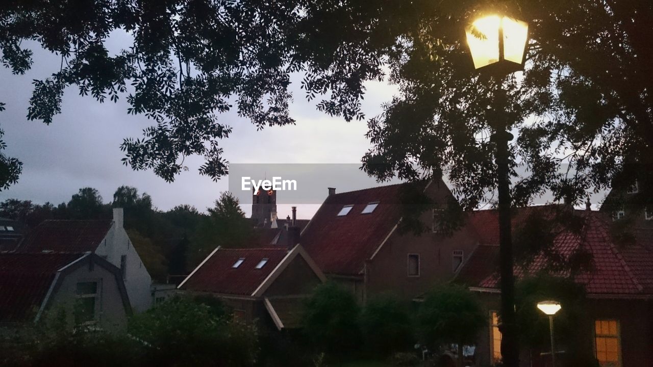 LOW ANGLE VIEW OF BUILDINGS AGAINST SKY