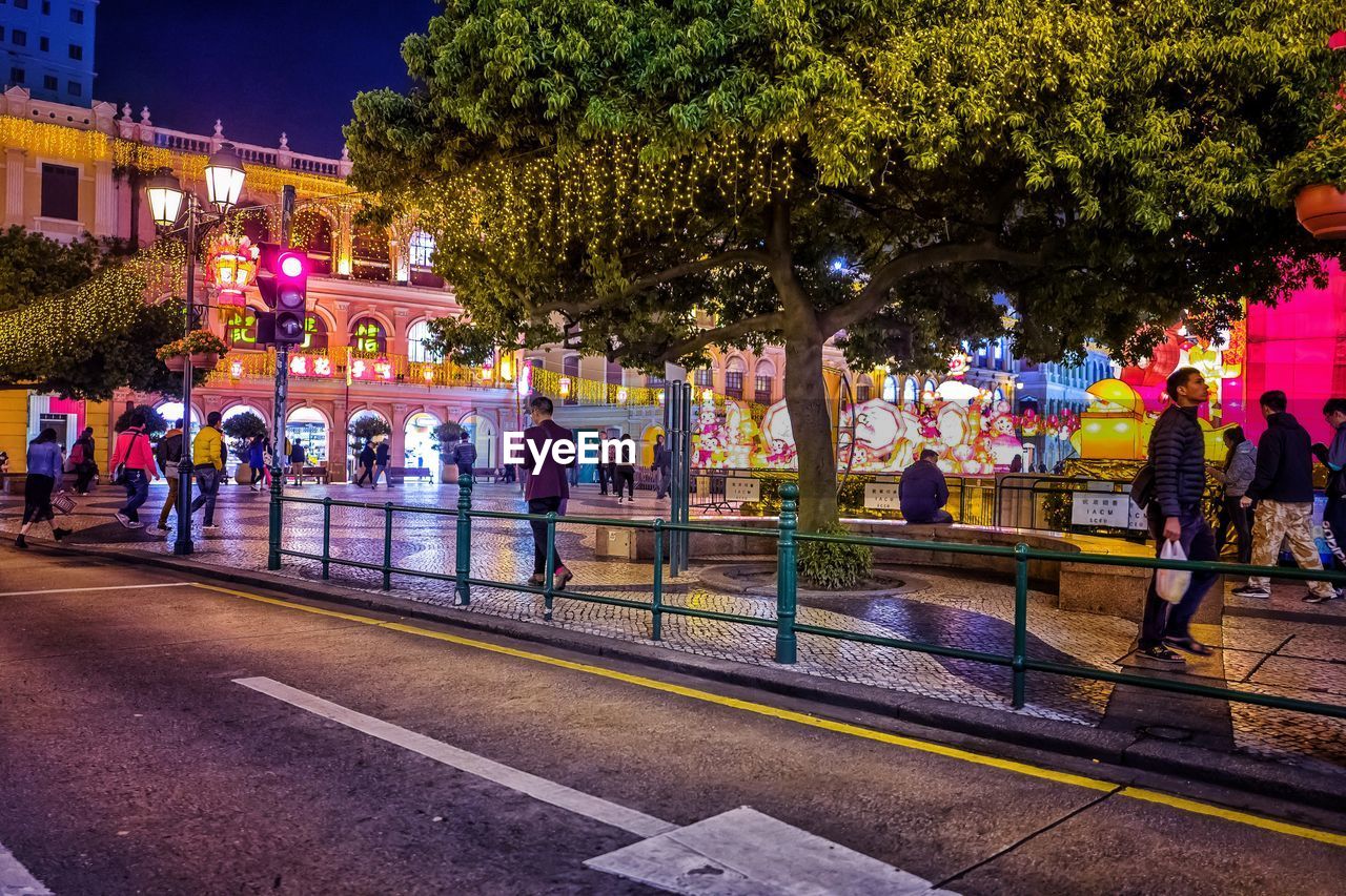 ILLUMINATED STREET LIGHTS IN CITY AT NIGHT