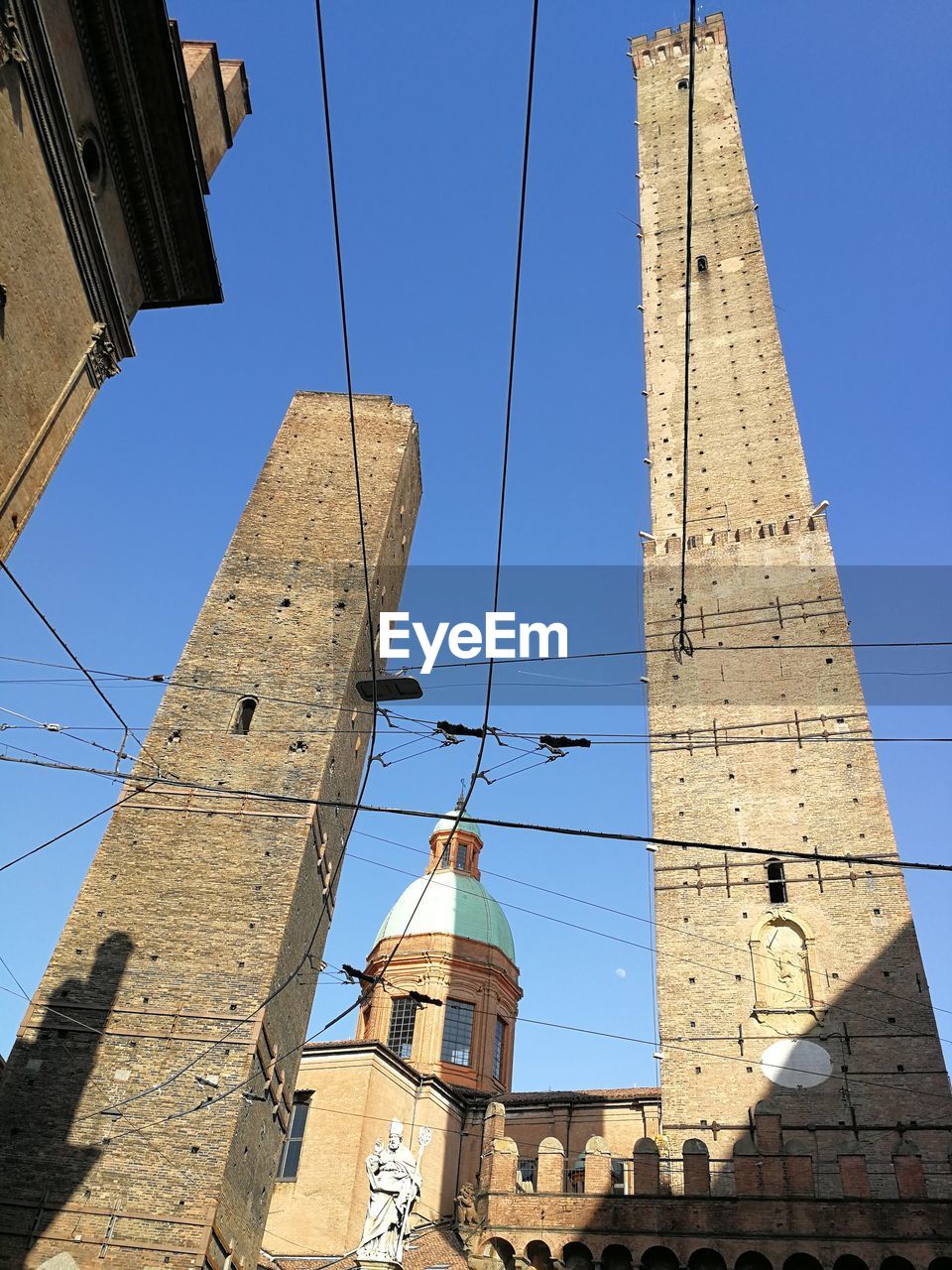 LOW ANGLE VIEW OF BUILDINGS AGAINST SKY