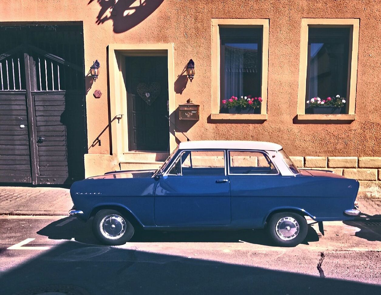 VINTAGE CAR ON CITY