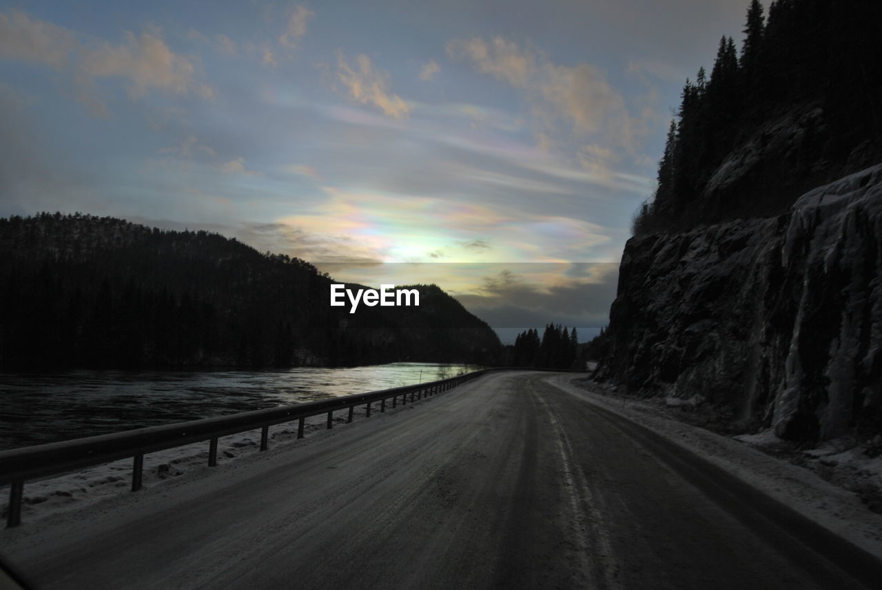 SCENIC VIEW OF ROAD BY MOUNTAINS AGAINST SKY