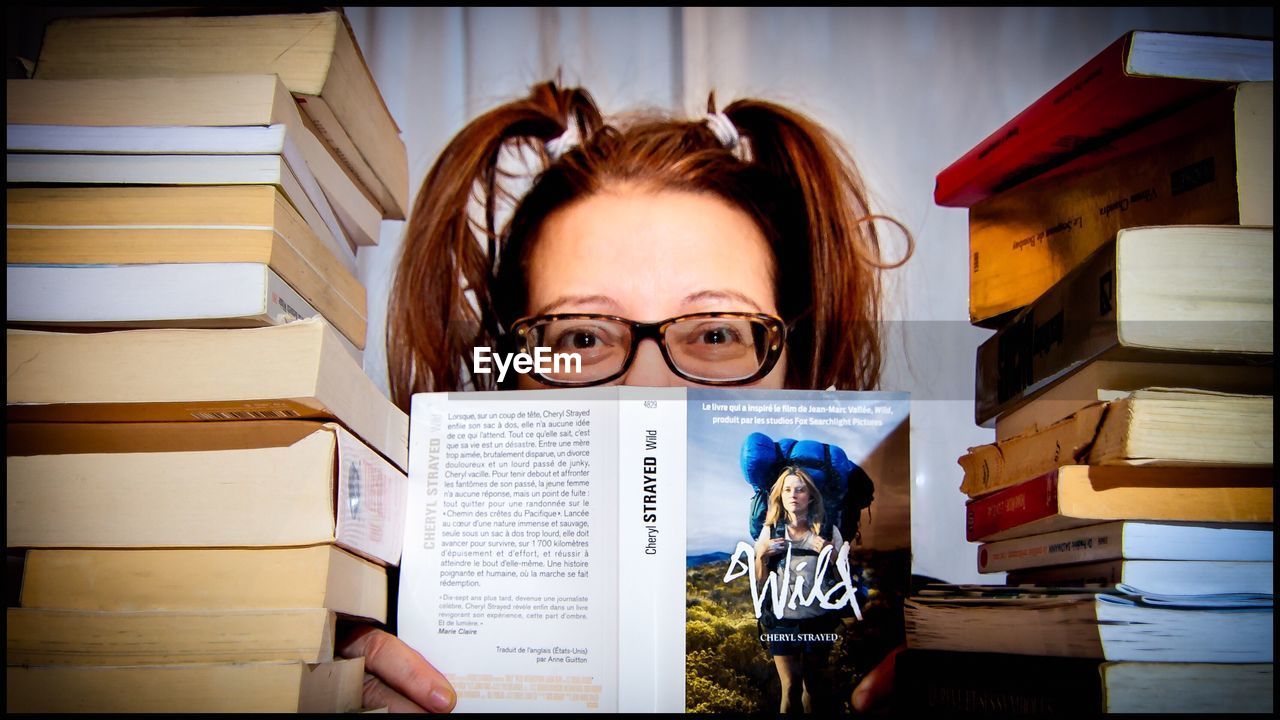 YOUNG WOMAN WEARING EYEGLASSES