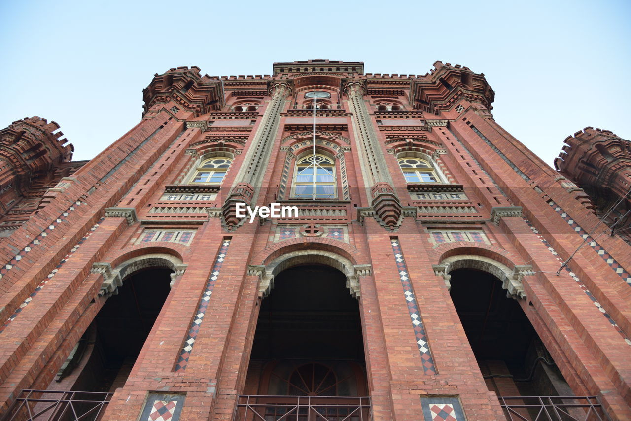 LOW ANGLE VIEW OF OLD BUILDING