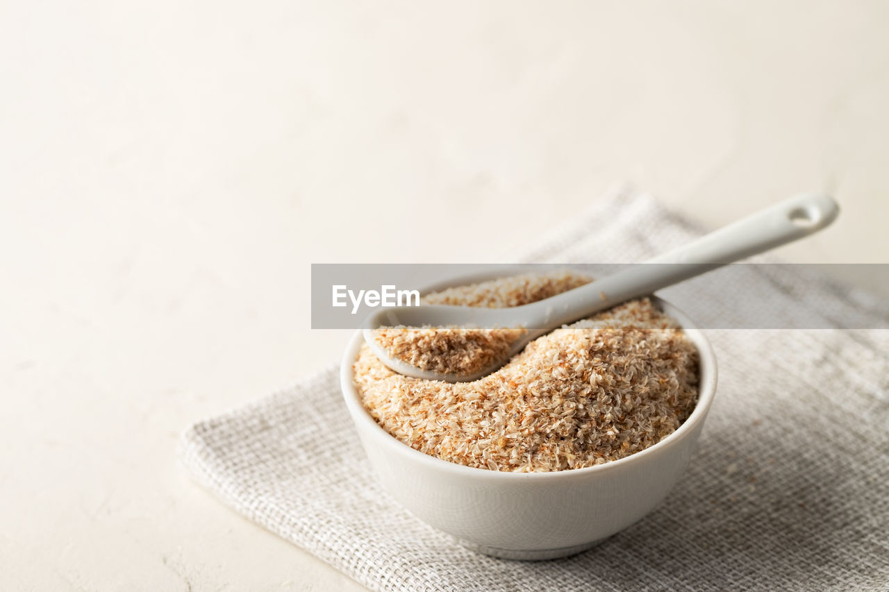 HIGH ANGLE VIEW OF BREAKFAST ON TABLE AGAINST WALL