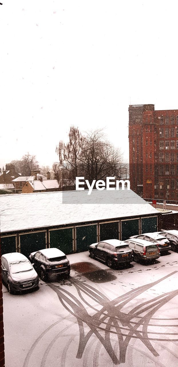 SNOW COVERED BUILDINGS IN CITY