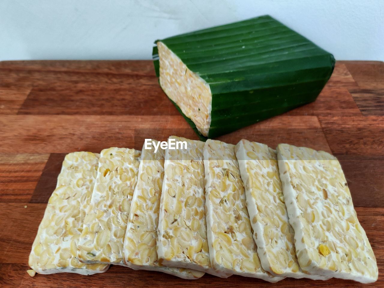 HIGH ANGLE VIEW OF BREAD ON TABLE