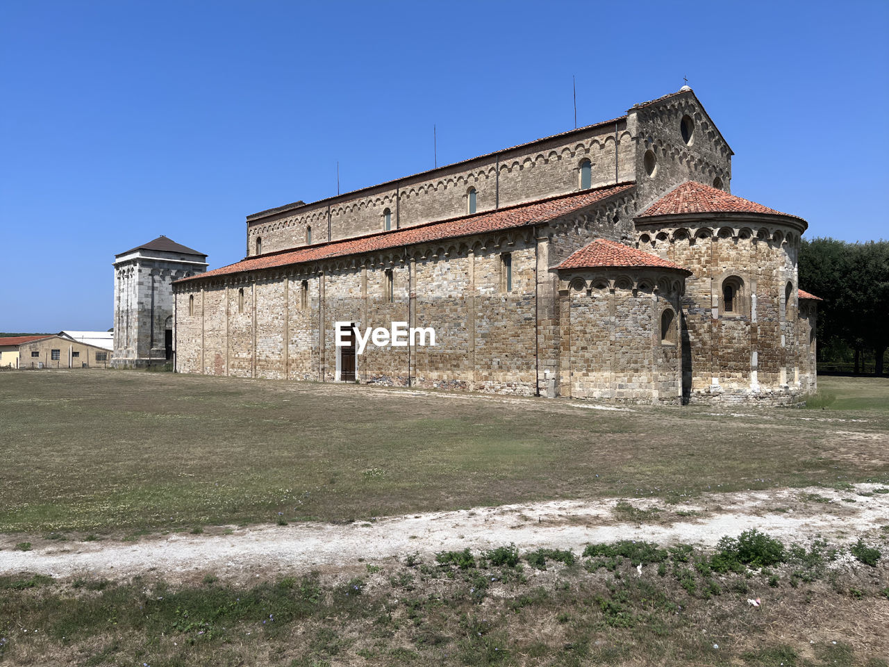 architecture, built structure, building exterior, sky, history, building, the past, fortification, clear sky, nature, estate, rural area, blue, ruins, grass, no people, ancient history, travel destinations, plant, house, landscape, old, travel, day, land, outdoors, sunny, rural scene, tourism, château