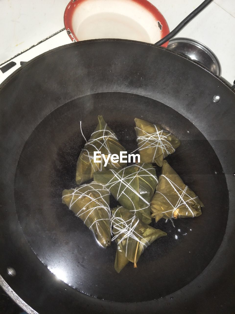 HIGH ANGLE VIEW OF PERSON COOKING IN KITCHEN