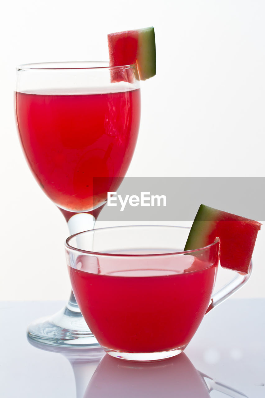 CLOSE-UP OF RED WINE AGAINST GLASS