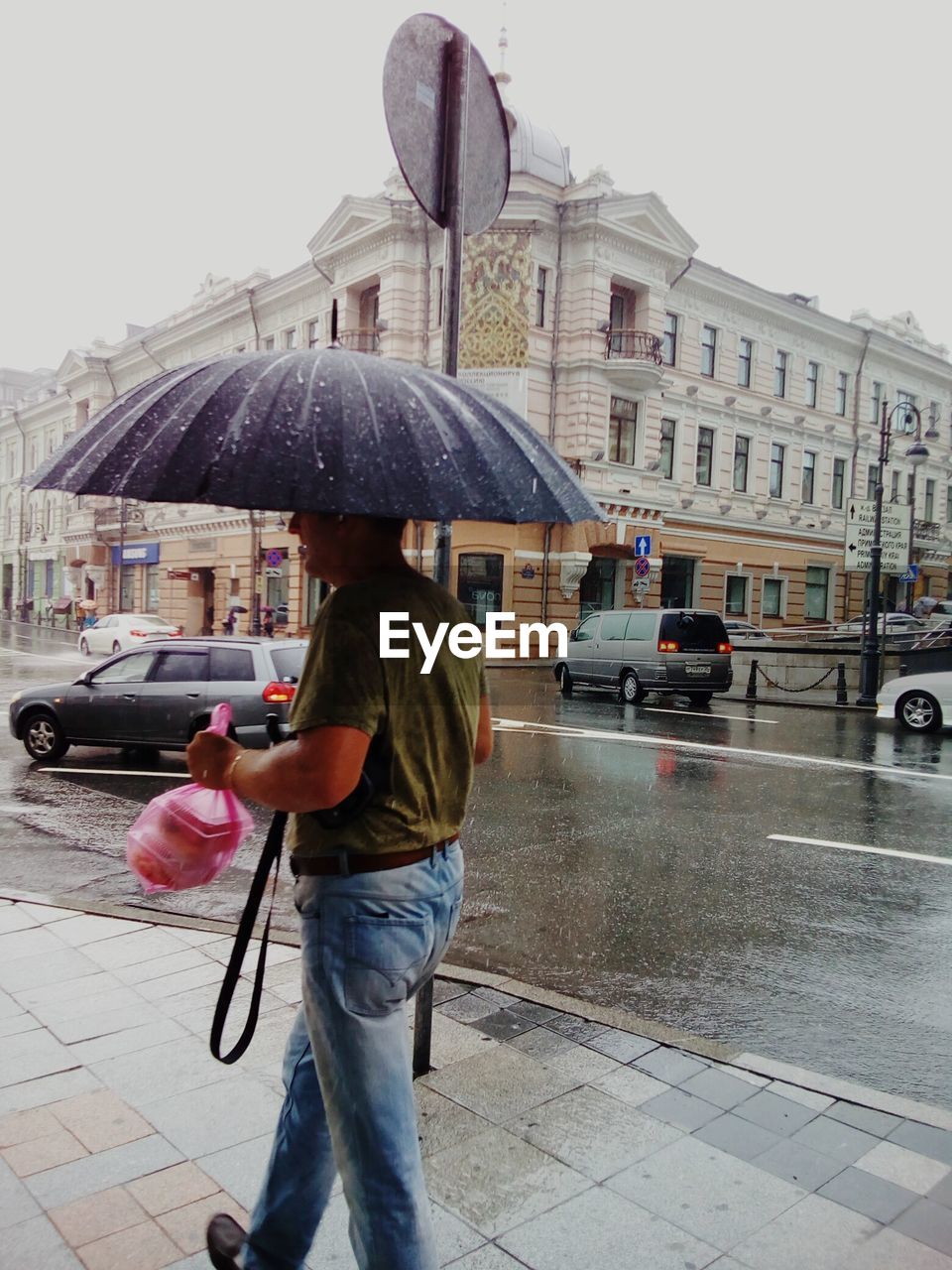 REAR VIEW OF WOMAN WALKING ON STREET