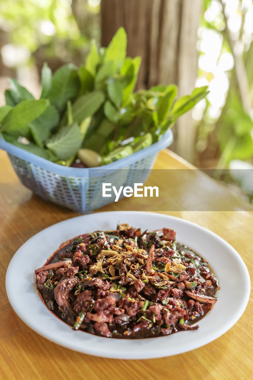 CLOSE-UP OF VEGETABLES IN BOWL