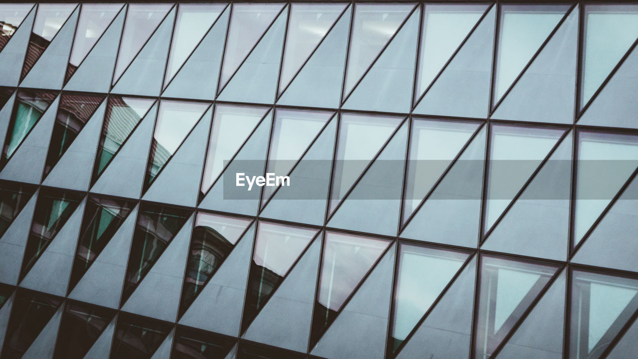 FULL FRAME SHOT OF MODERN BUILDING