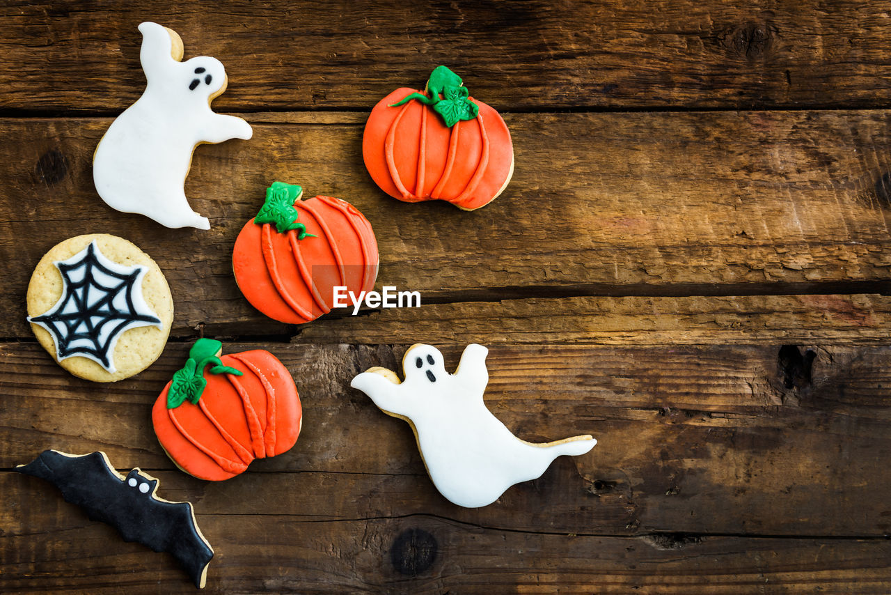 HIGH ANGLE VIEW OF VARIOUS PUMPKINS ON TABLE