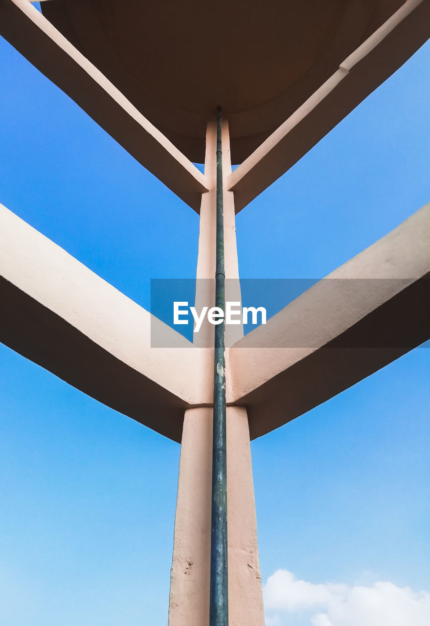 LOW ANGLE VIEW OF BUILT STRUCTURE AGAINST BLUE SKY