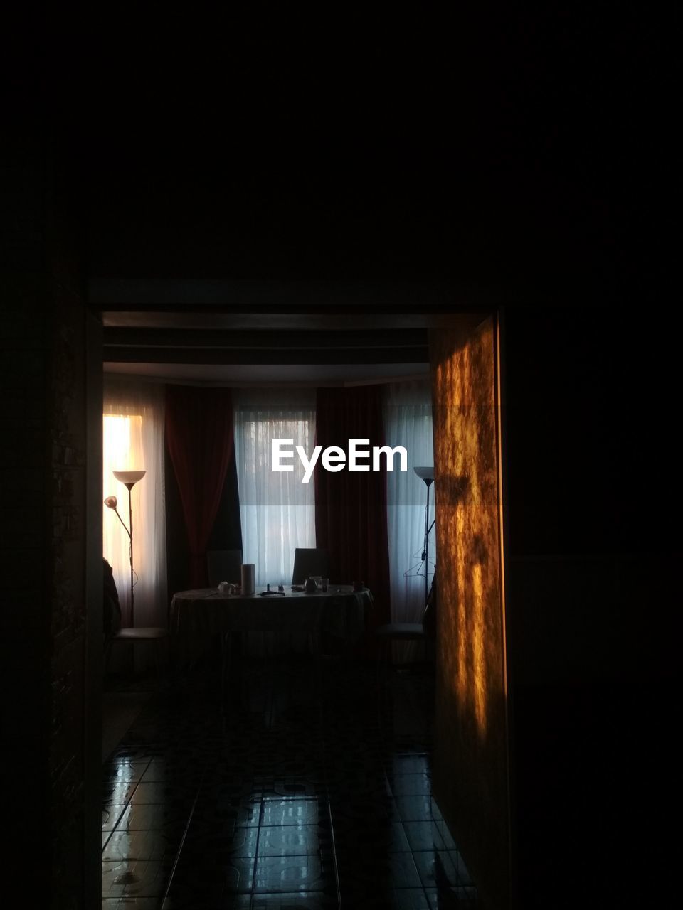VIEW OF AN EMPTY ROOM WITH WINDOWS