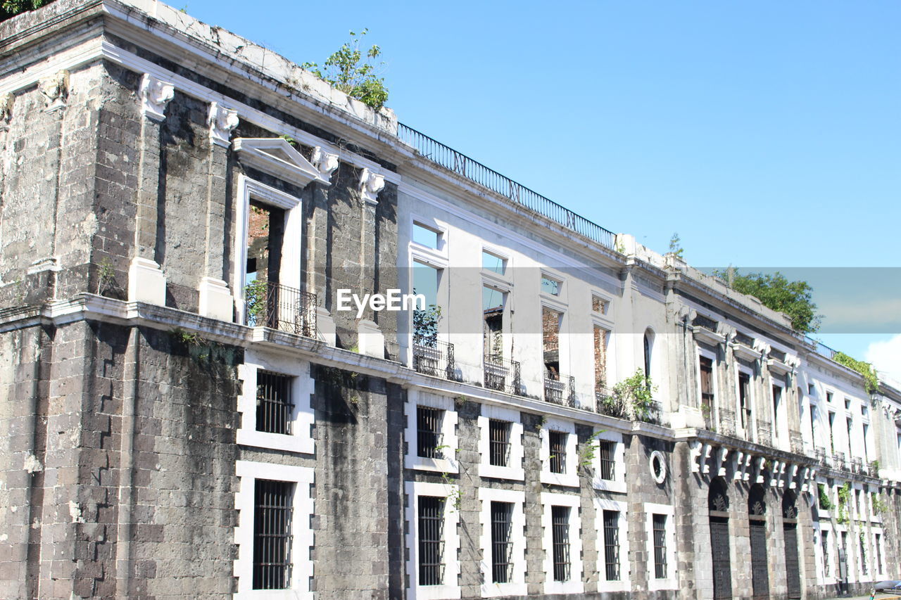 LOW ANGLE VIEW OF HISTORIC BUILDING AGAINST CLEAR BLUE SKY