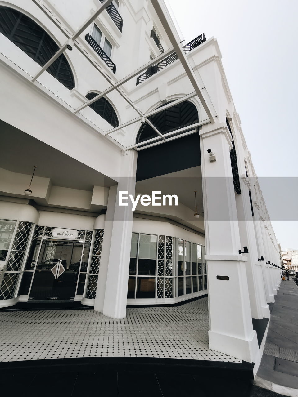 LOW ANGLE VIEW OF BUILDING AGAINST SKY IN CITY