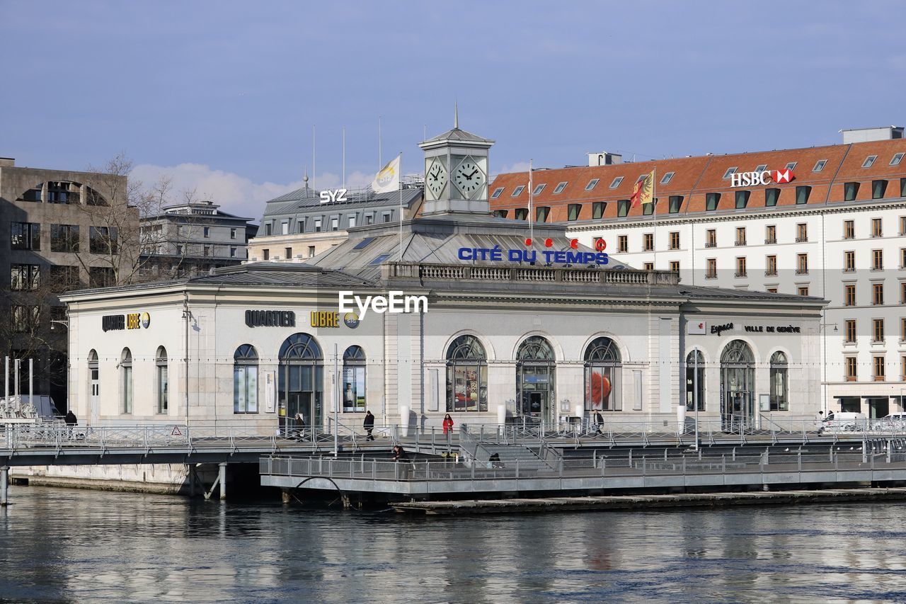 VIEW OF BUILDINGS AT WATERFRONT