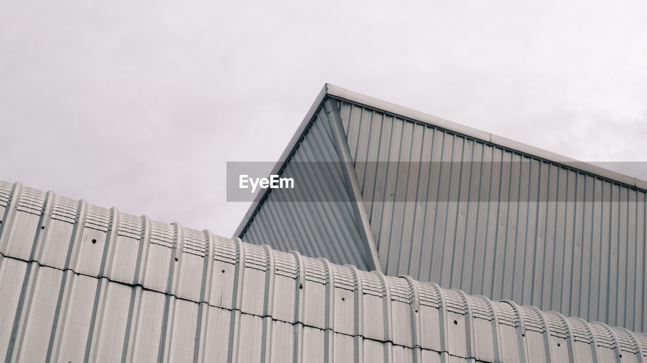 LOW ANGLE VIEW OF BUILDING AGAINST SKY IN CITY